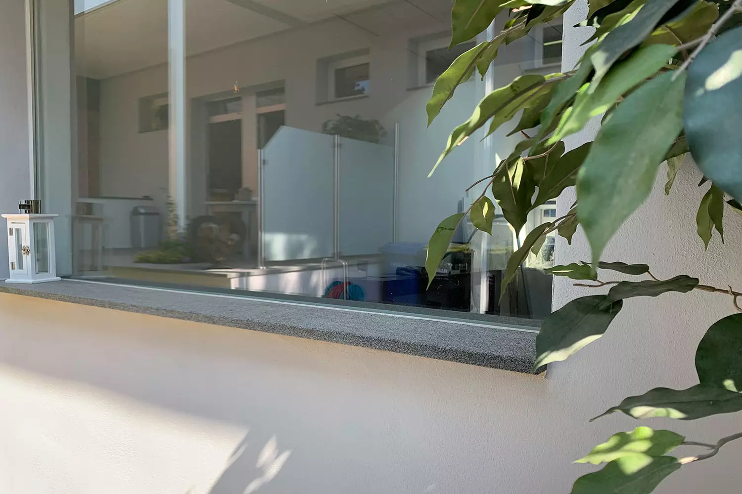 Fensterbank aus Naturstein in modernem Design für den Außenbereich.