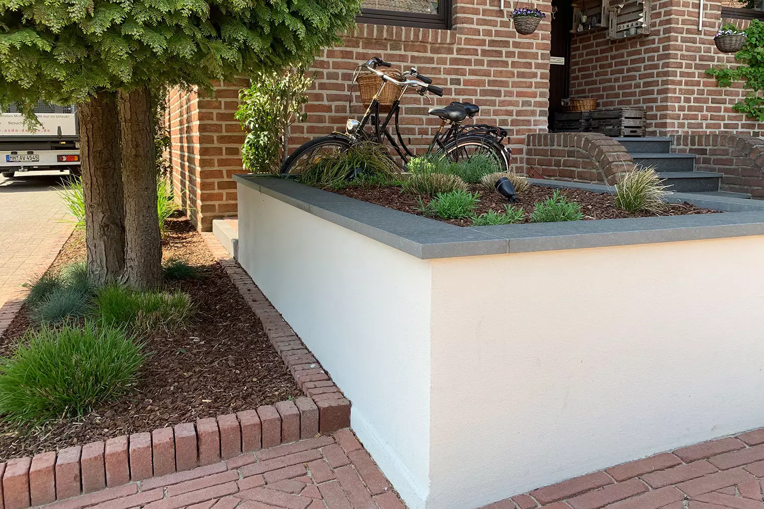 Individuell angefertigte Abdeckung aus Naturstein für eine Gartenmauer.