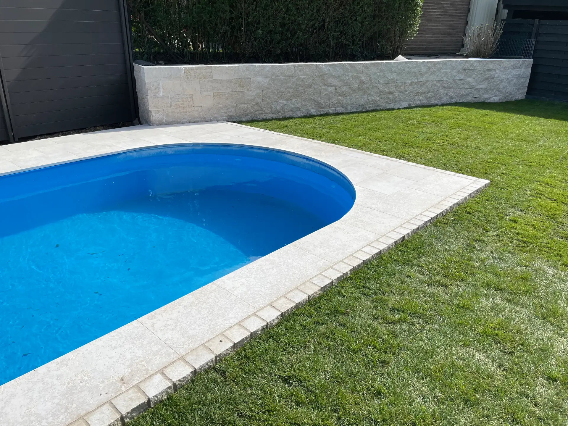 Poolumrandung