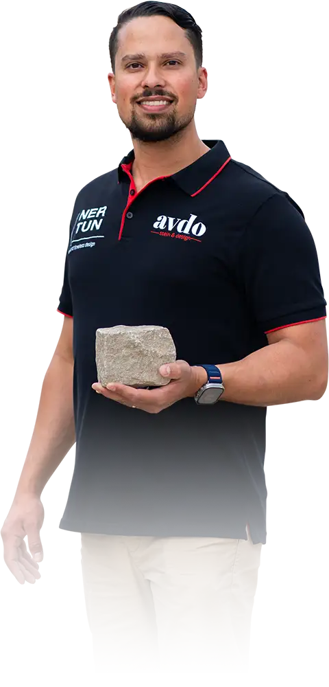 Experte (Simon Avdo) von avdo design präsentiert Naturstein in der Hand