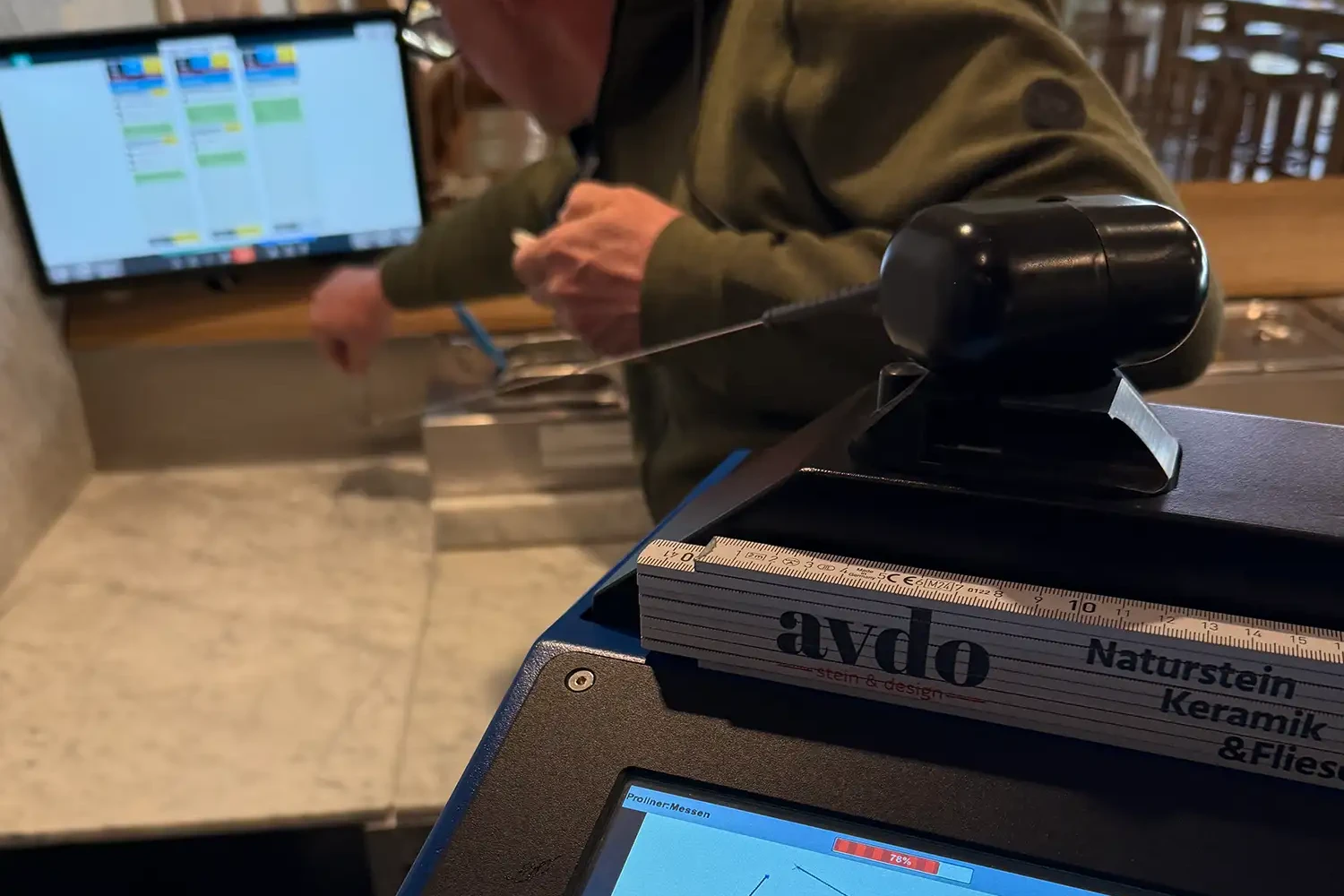 Experte von avdo design bei der digitalen Vermessung einer Küchenarbeitsplatte aus Naturstein mit dem Aufmaßplan-Prinzip