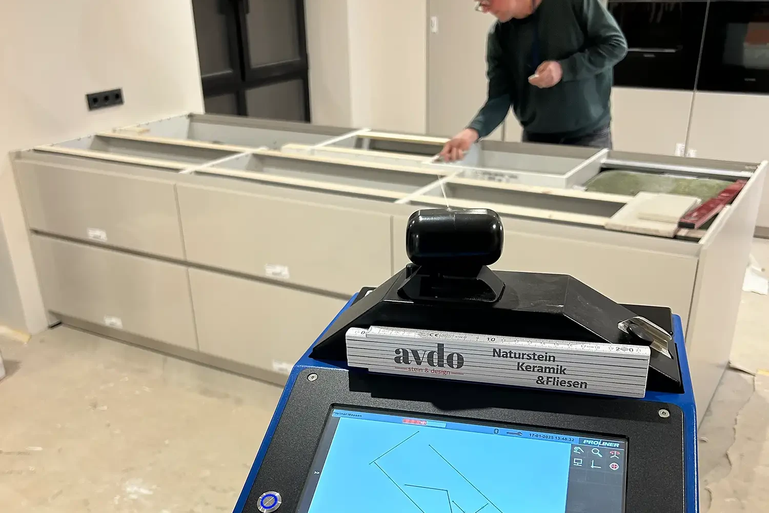 Digitale Aufmaßnahme einer Kücheninsel durch avdo design mit Proliner-Messsystem zur exakten Fertigung der Natursteinplatte