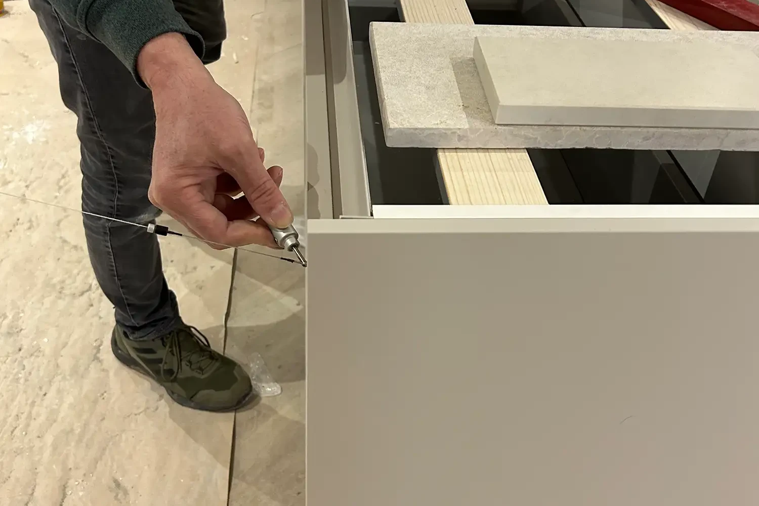 Detailaufnahme der digitalen Vermessung einer Küchenzeile mit dem Aufmaßsystem von avdo design für eine passgenaue Natursteinplatte
