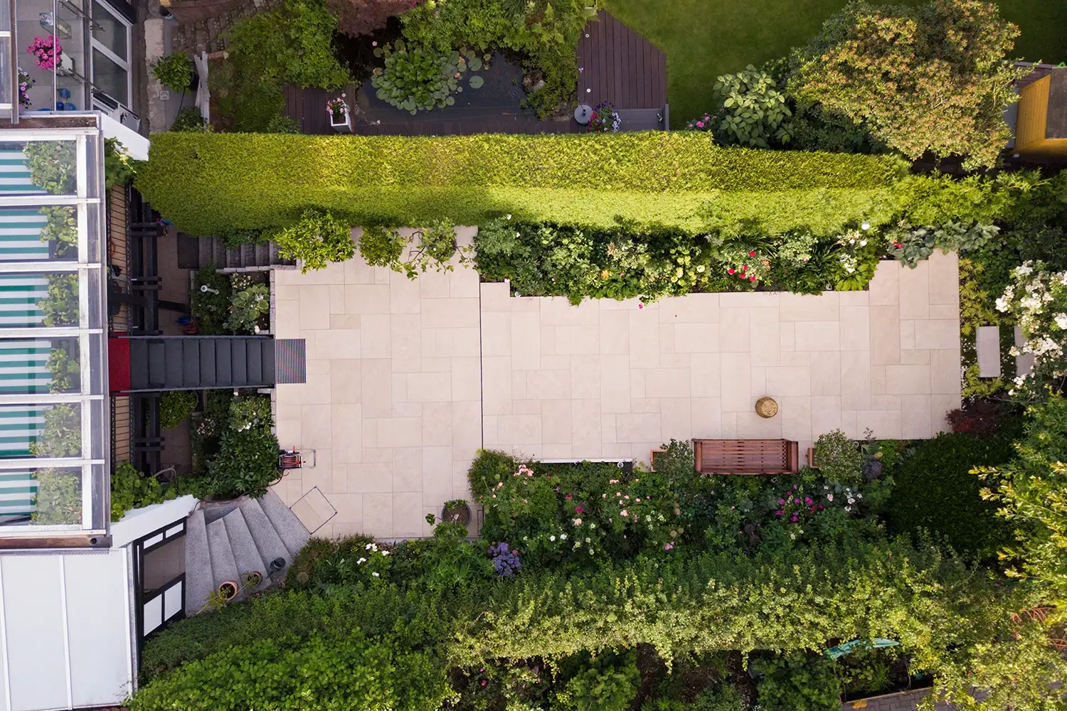Terrassenfläche mit Römischem Verband aus der Vogelperspektive mit vier verschiedenen Plattenformaten