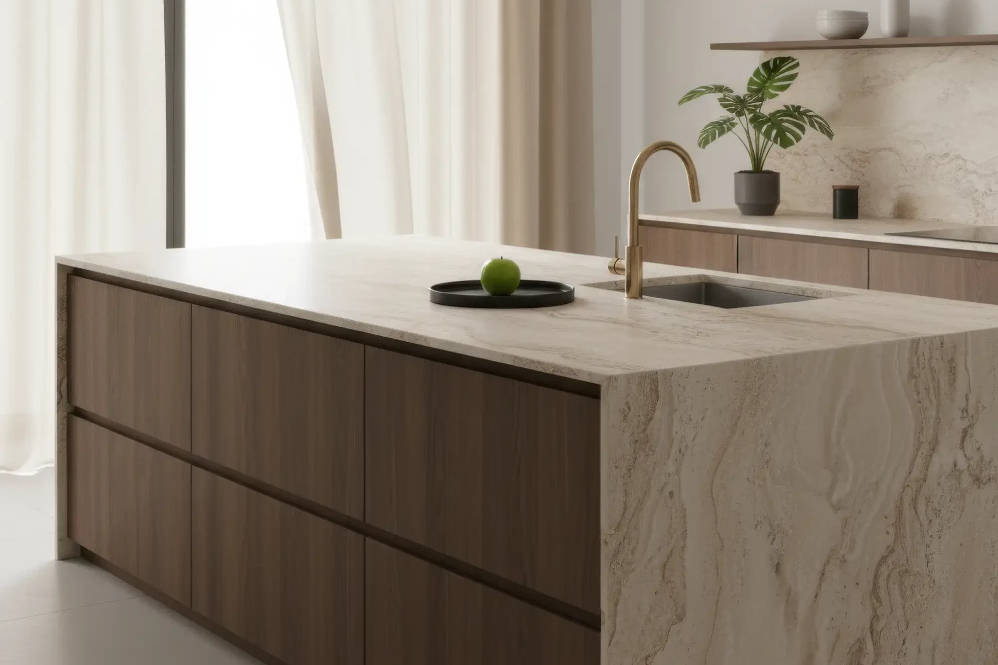 Helle Küche mit eleganter Keramikarbeitsplatte in Naturstein-Optik und goldener Armatur