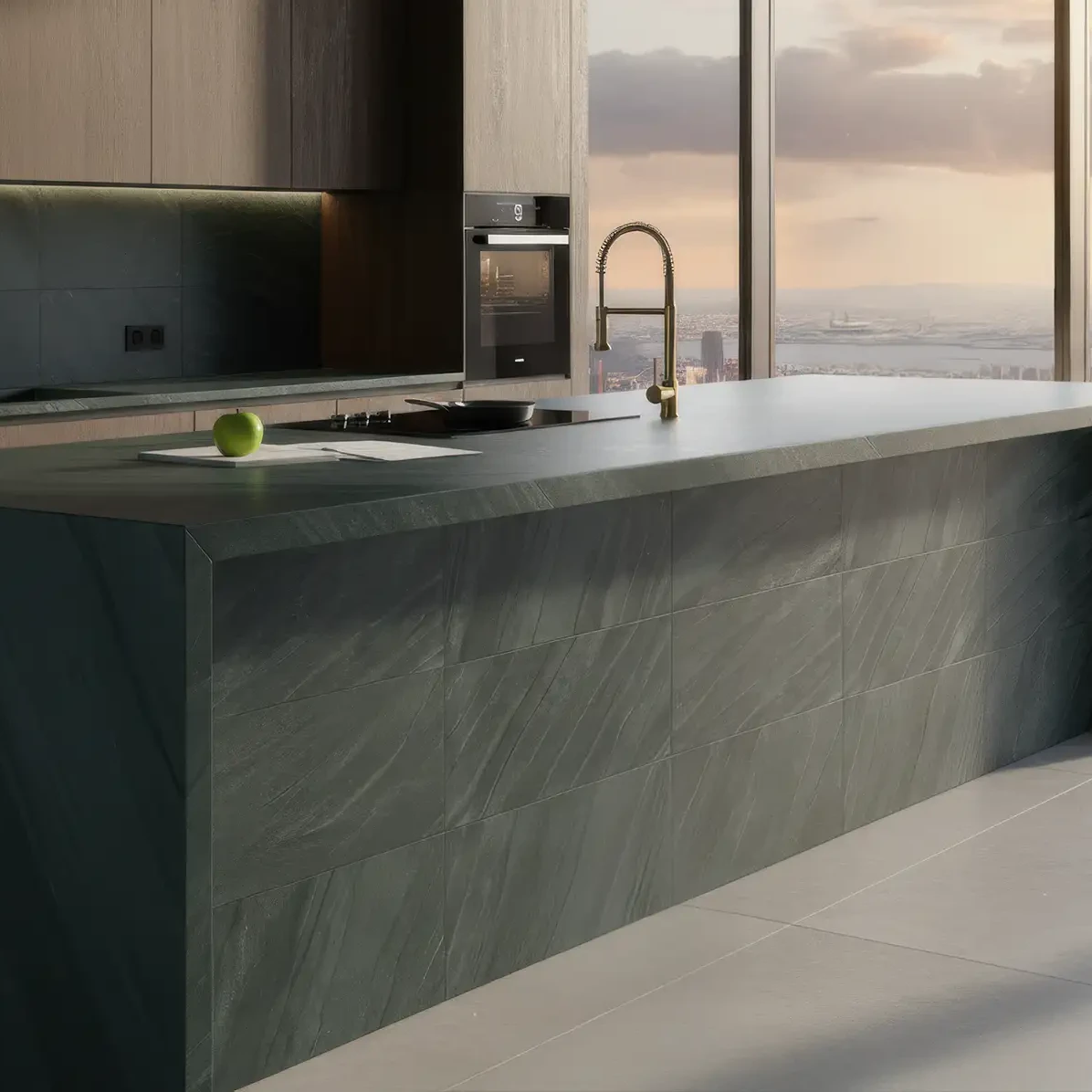 Moderne Designküche mit großer Keramikarbeitsplatte und Panoramablick über die Stadt