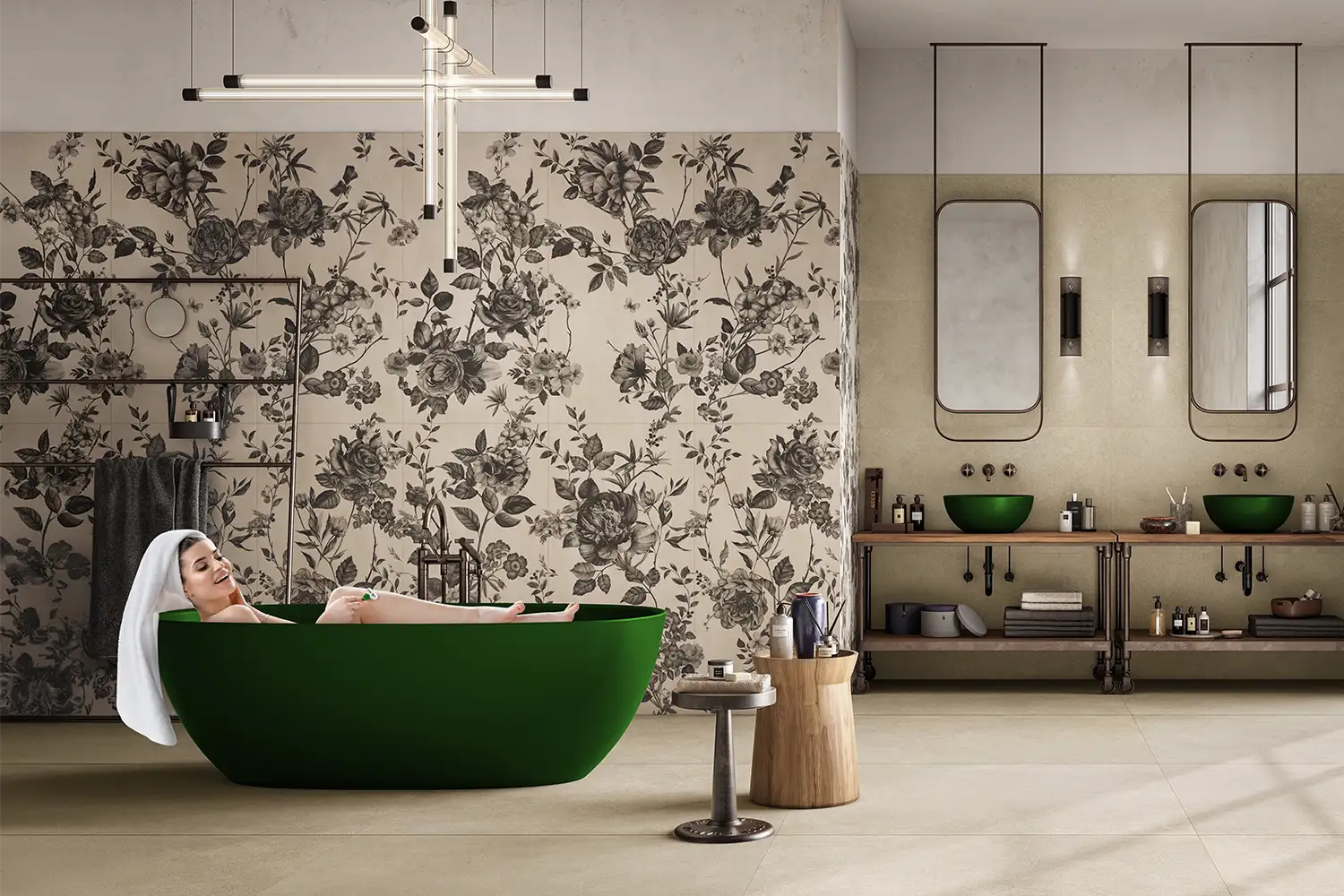 Modernes Badezimmer mit großformatigen Keramikfliesen, freistehender Badewanne und floralem Wanddesign