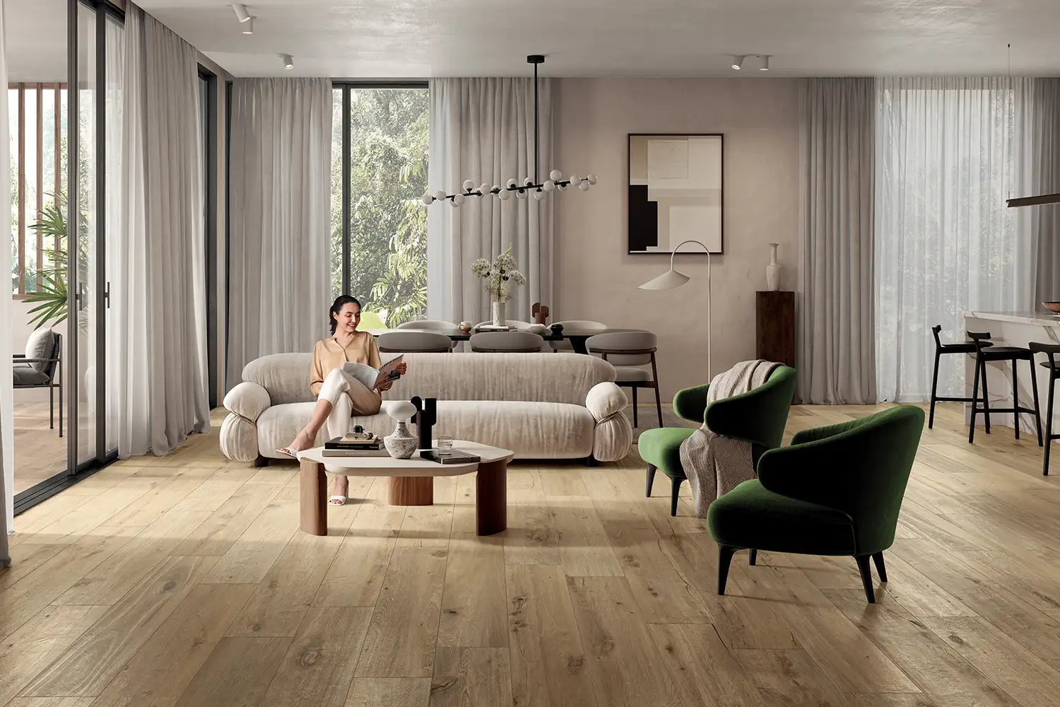 Moderner Wohnbereich mit großformatigen Keramikfliesen in Holzoptik und offener Raumgestaltung