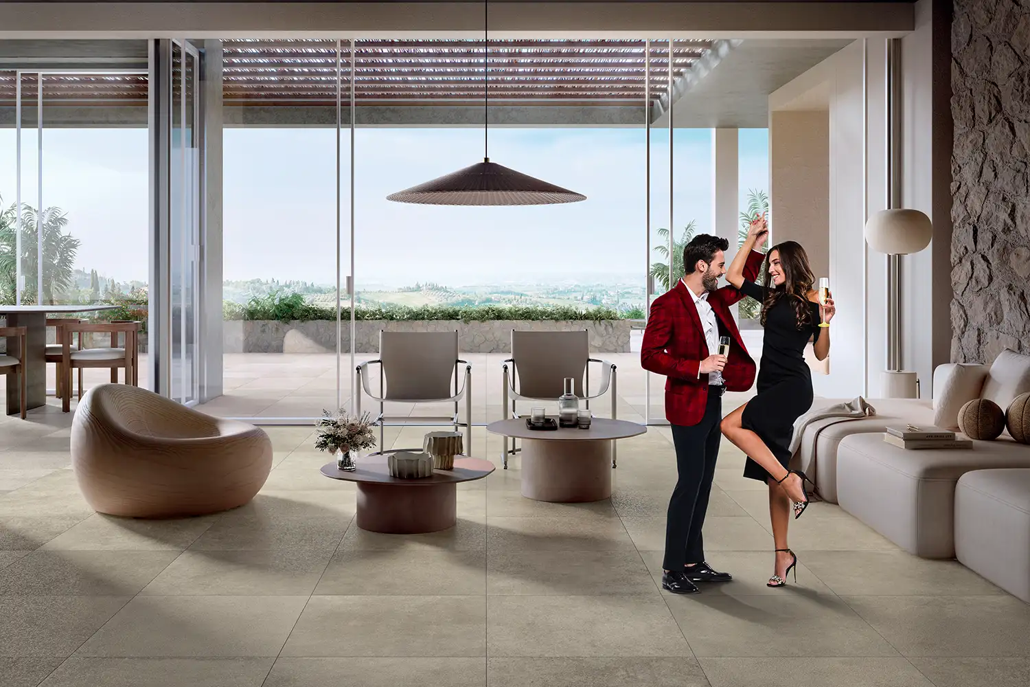 Moderner Wohn- und Terrassenbereich mit großformatigen Keramikplatten und offener Architektur