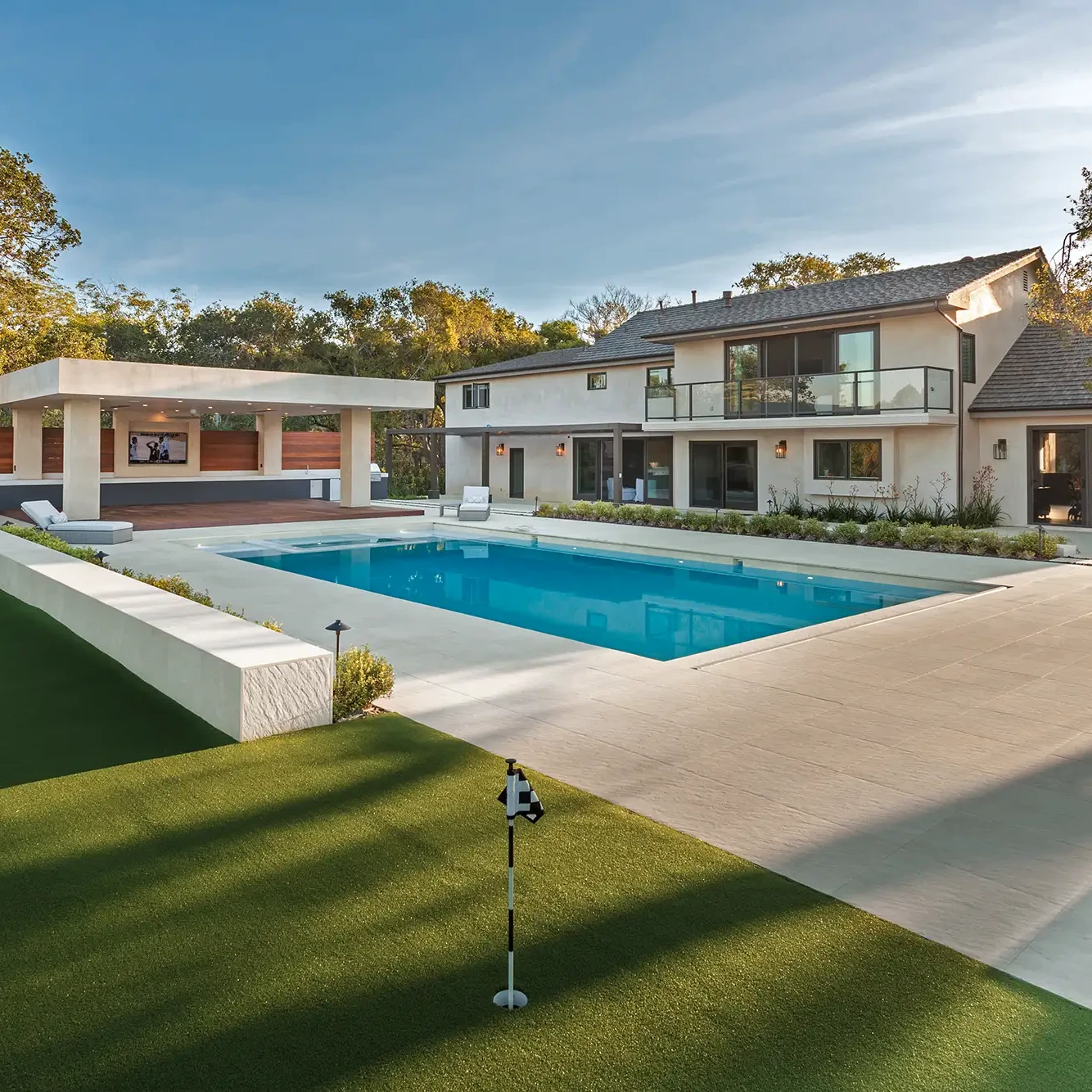 Moderne Terrasse mit Pool und gro&szlig;formatigen Bodenplatten aus Naturstein im Au&szlig;enbereich