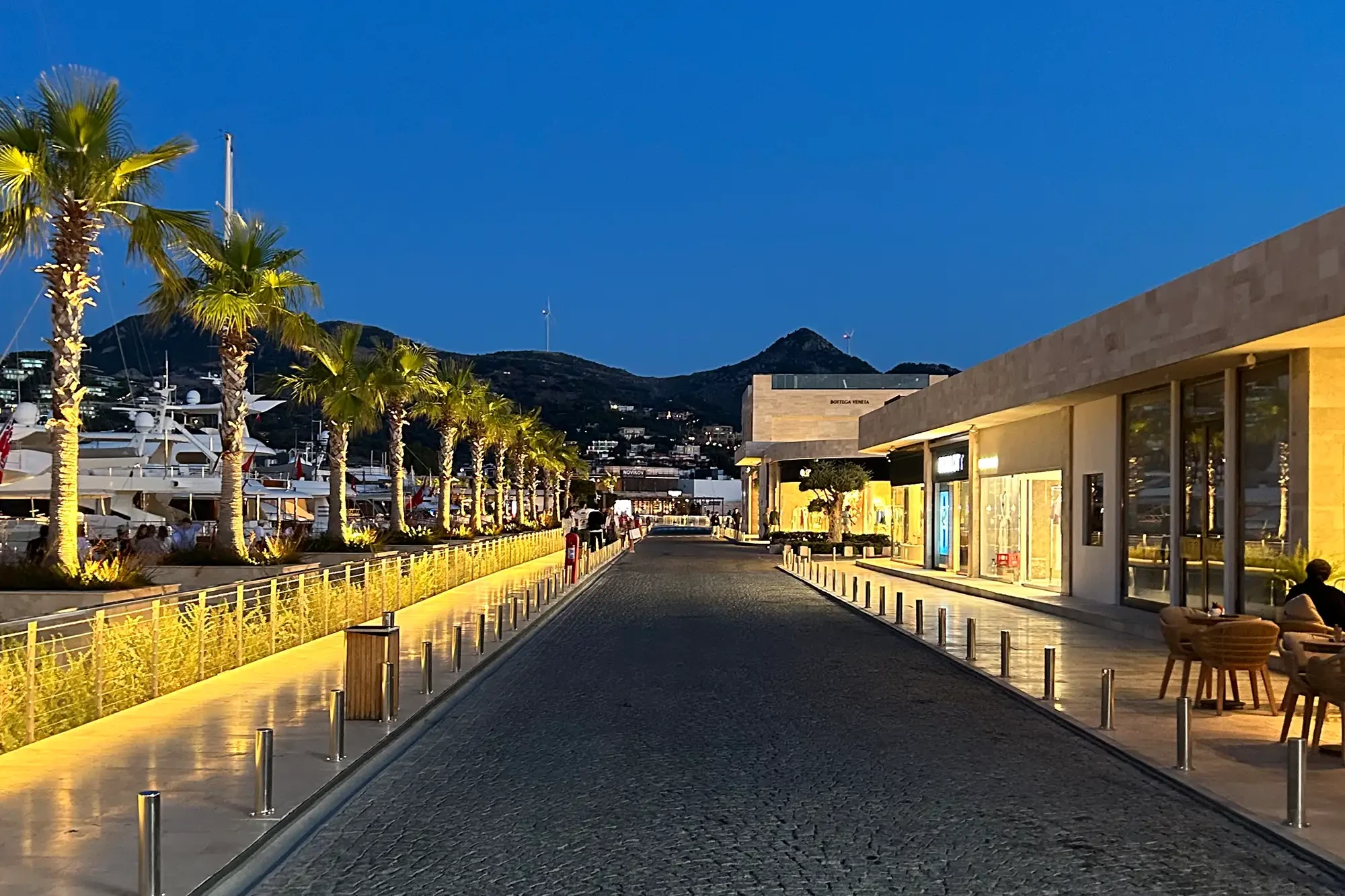 Historisches Altstadtpflaster aus Naturstein mit dunklen Pflastersteinen in hochwertiger Außenanlage bei Abendbeleuchtung
