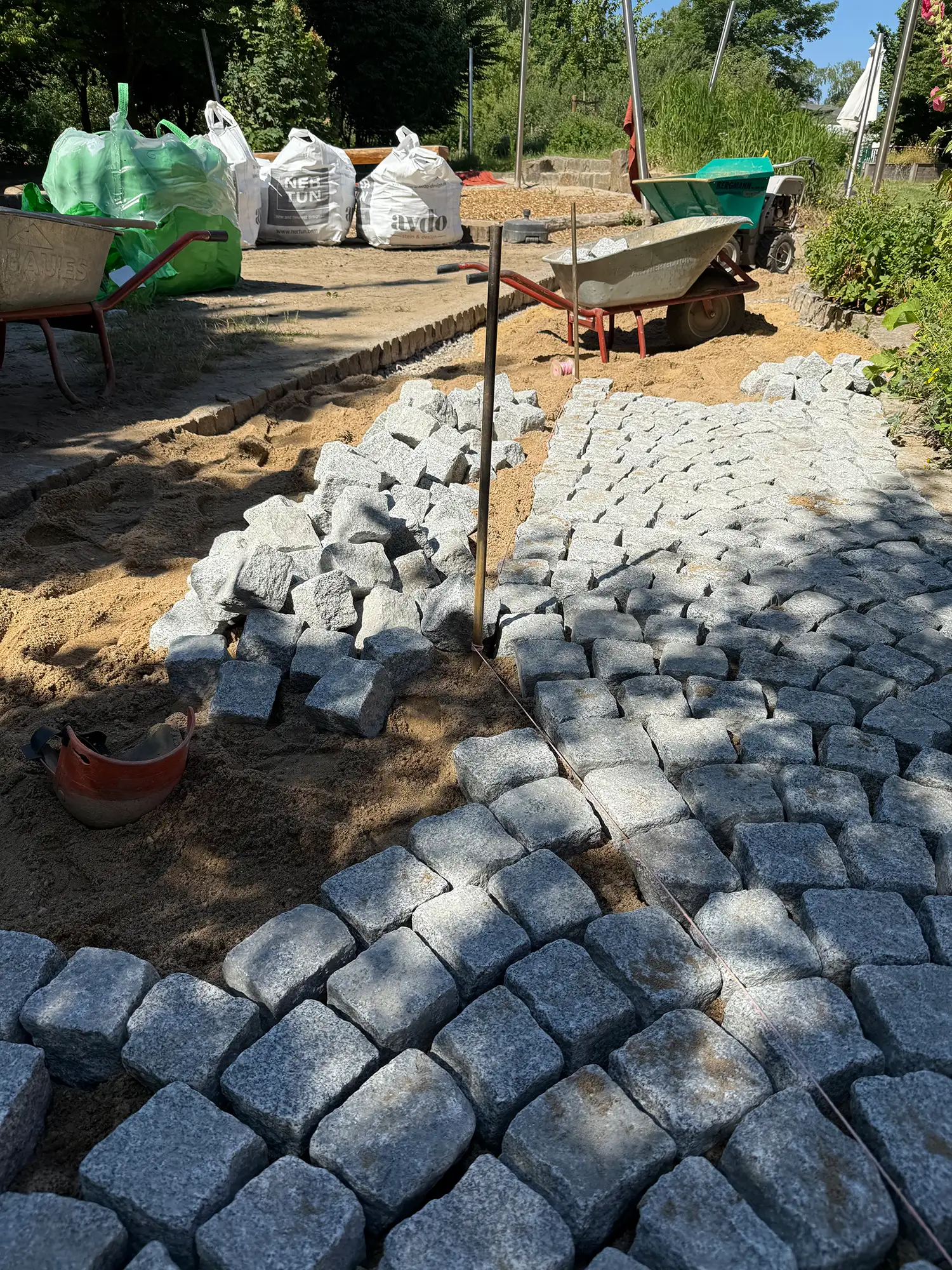 Pflastersteine Naturstein Granit Verlegung im Reihenpflaster mit Splittbett