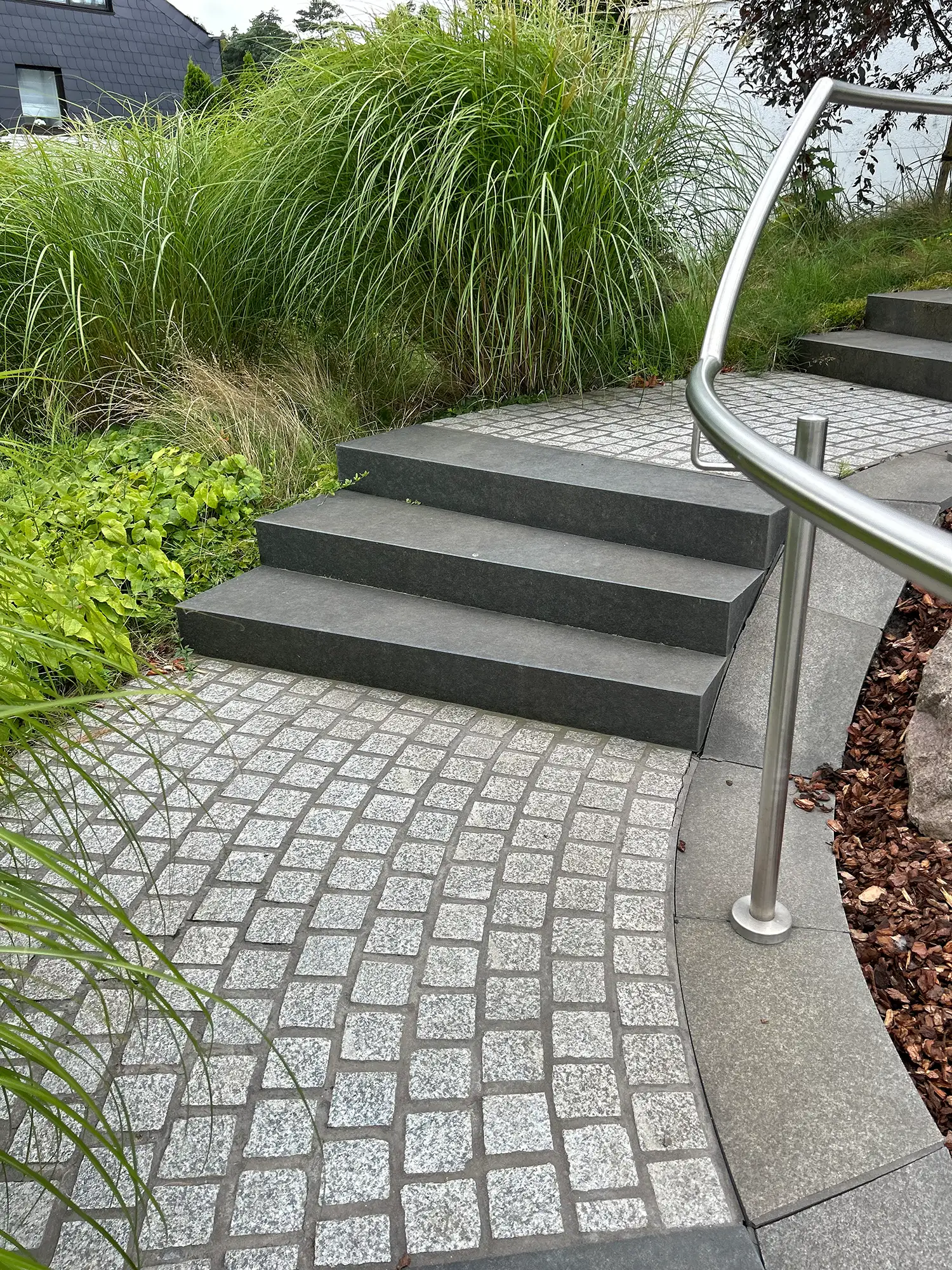 Pflastersteine Naturstein Granit Reihenpflaster mit Naturstein-Stufenanlage im Außenbereich