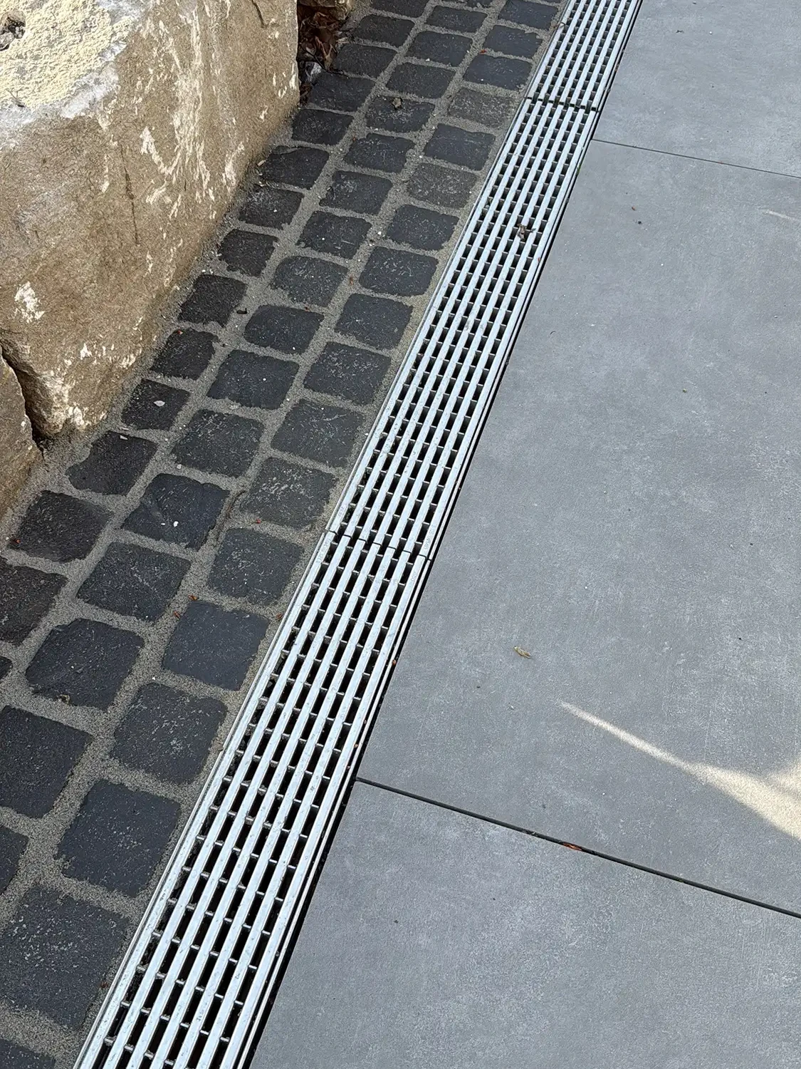 Pflastersteine Naturstein Basalt Reihenpflaster mit Entwässerungsrinne und Terrassenplatten