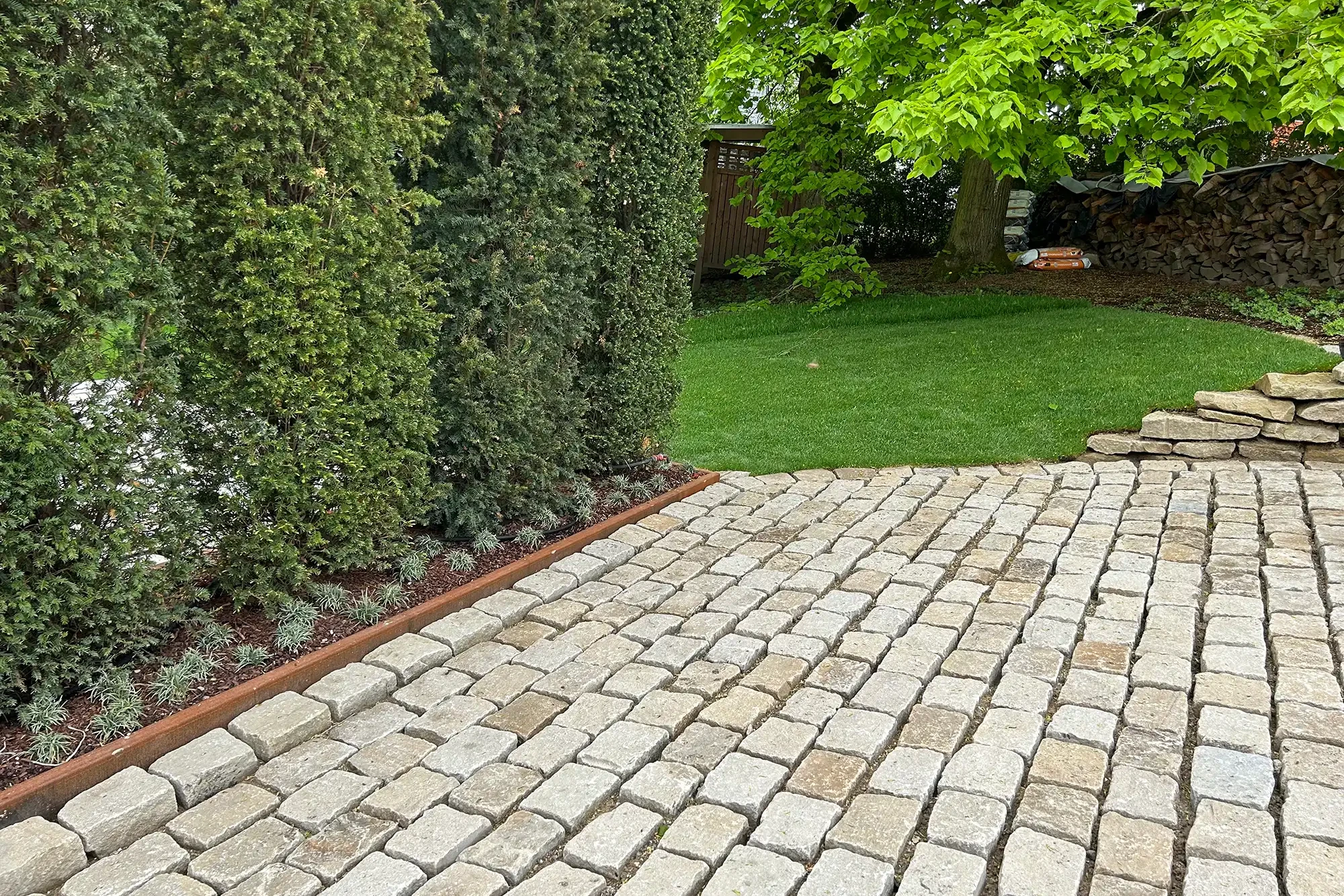 Pflastersteine Naturstein im Garten aus hellem Kalkstein für Hof und Gartenweg