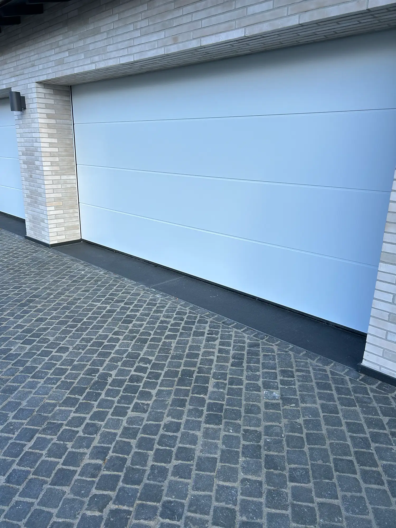 Pflastersteine Naturstein Basalt Einfahrt im Segmentbogenverband vor Garage