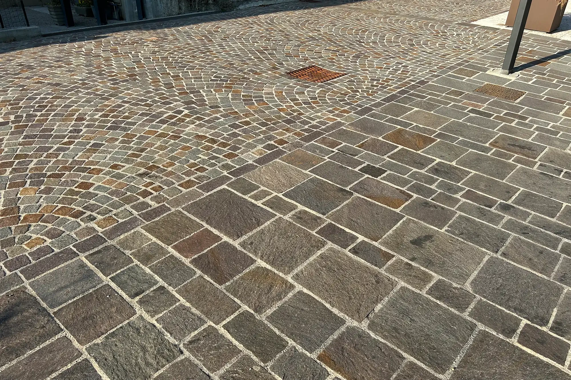 Natursteinpflaster im Segmentbogenverband für Hof und Einfahrt mit Kombination aus Klein- und Großformaten