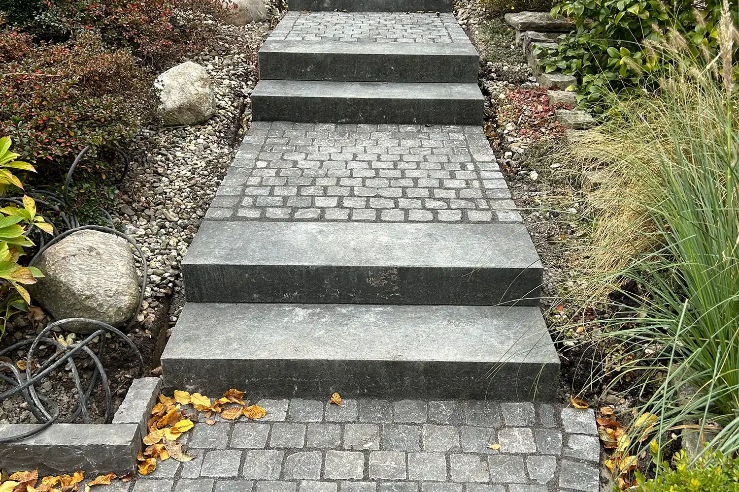 Naturstein Pflaster mit Basalt Kleinpflaster und Treppenanlage am Hauseingang