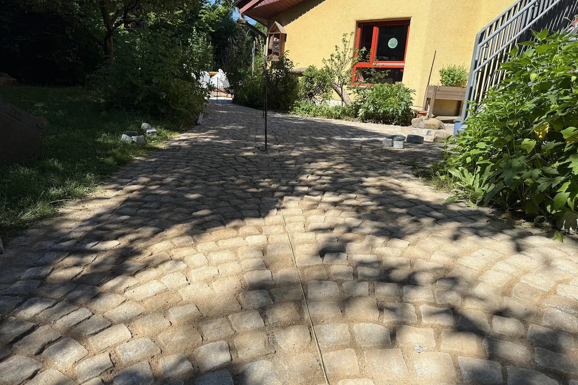 Natursteinpflaster Einfahrt im Segmentbogenverband aus hellem Kalkstein