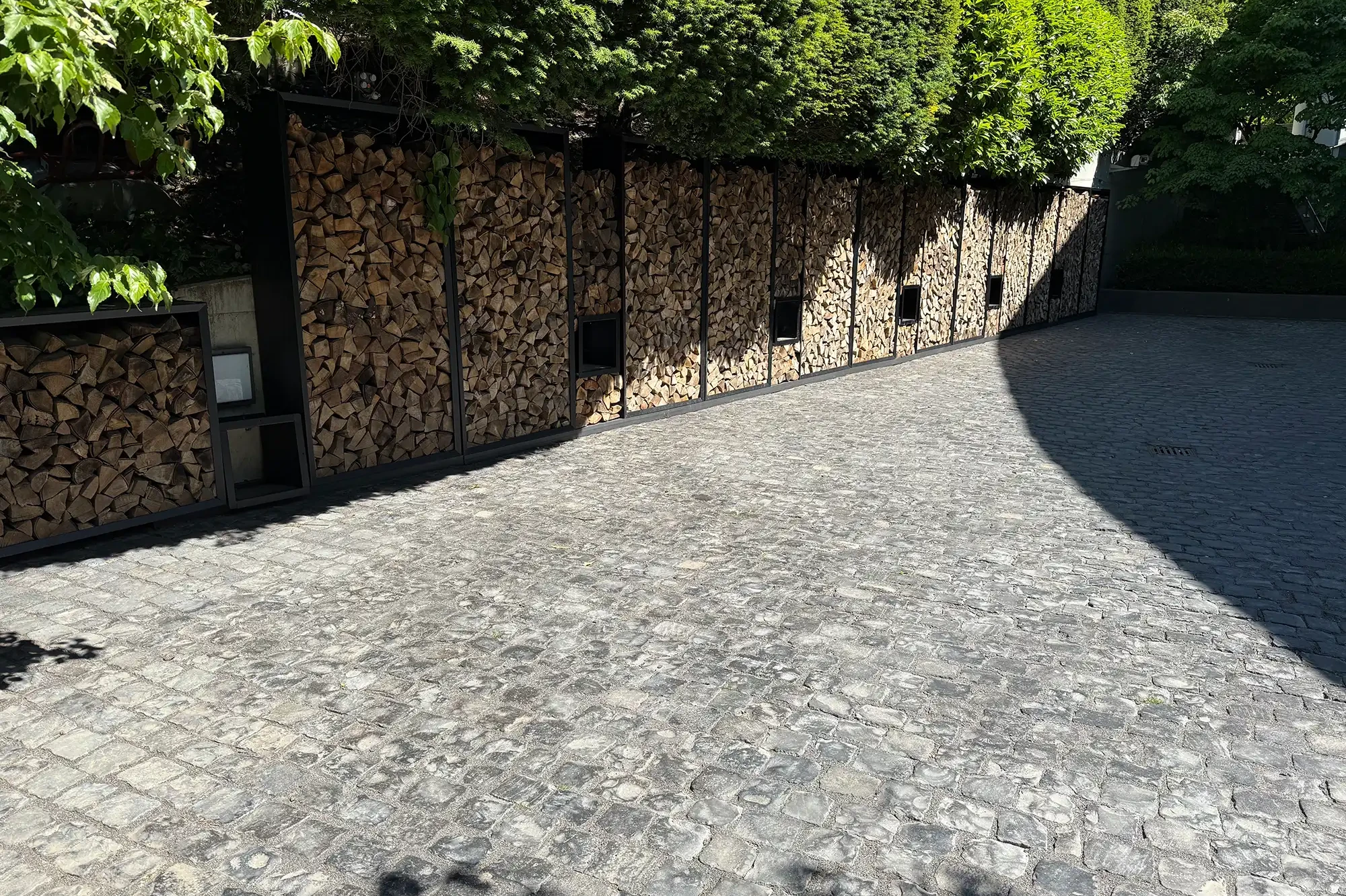 Natursteinpflaster Einfahrt aus dunklem Basalt Kleinpflaster in moderner Hofanlage