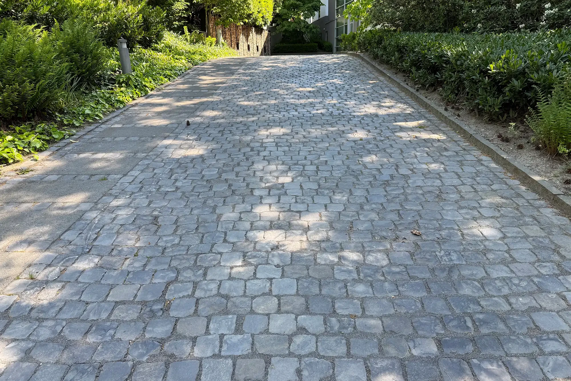 Pflastersteine aus Naturstein in dunklem Basalt für Einfahrt und Hofzufahrt