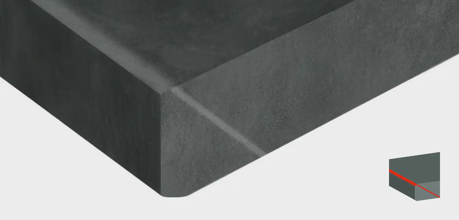 Detailansicht anthrazitfarbene Keramikplatte Betonoptik mit 45&deg;-Gehrungskante Eleganto und Querschnitt-Icon mit roter Markierung der Schnittlinie