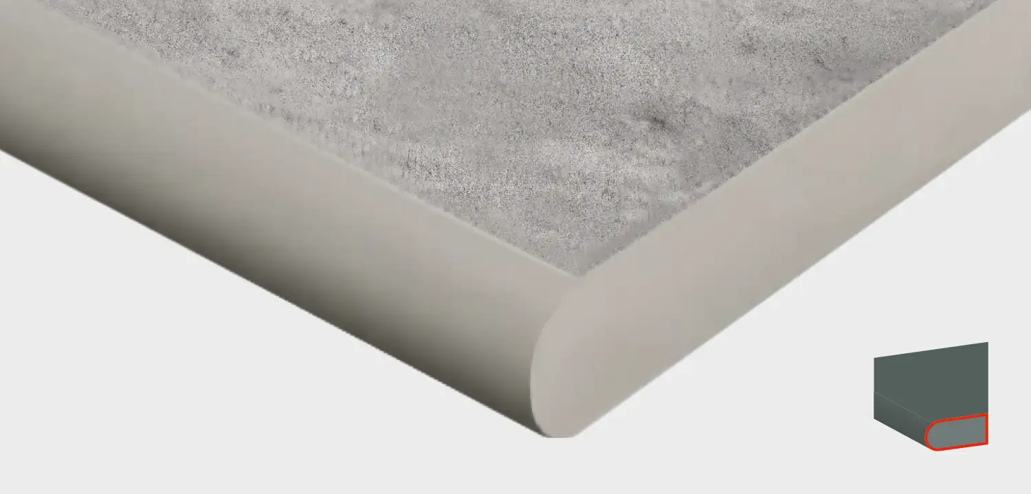 Detailansicht Keramikplatte Betonoptik mit gerundeter Halbrundstab-Kante und Querschnitt-Icon mit roter Markierung der Kantenform