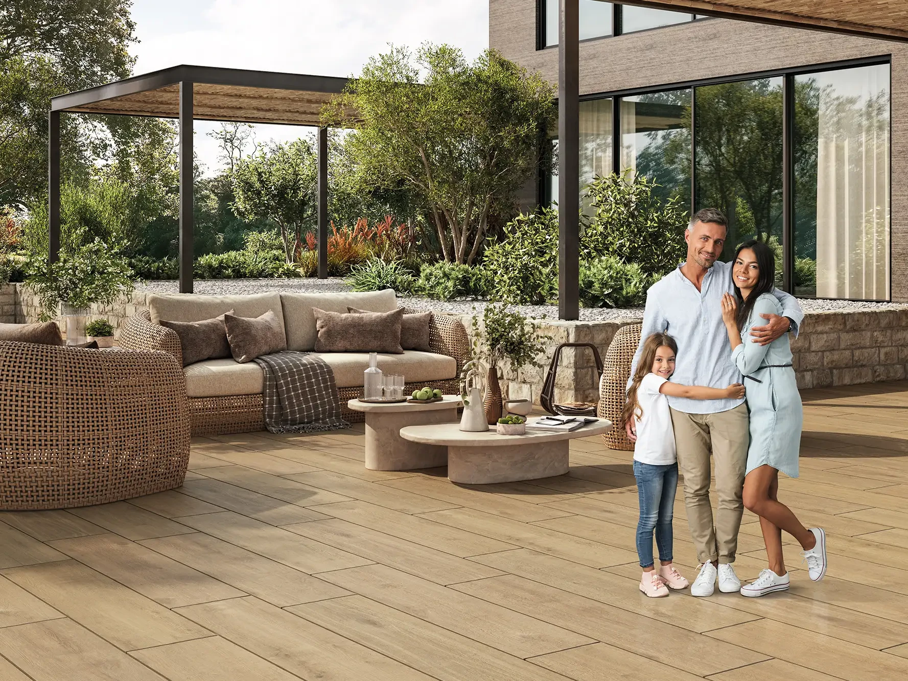 Familie genießt moderne Terrasse mit Keramikplatten in Holzoptik, Lounge-Möbeln und Pergola vor zeitgenössischem Wohnhaus