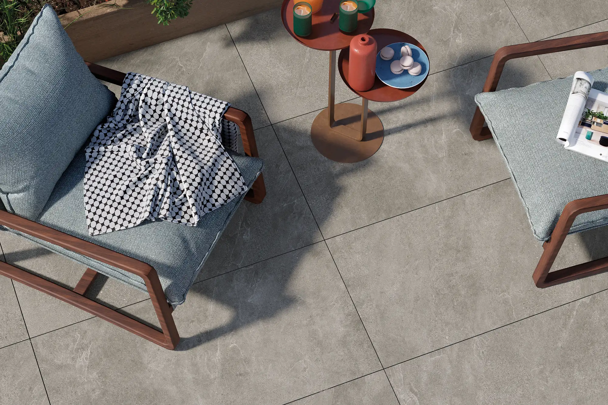 Keramik Bodenplatten in moderner Steinoptik für Terrasse mit Gartenmöbeln und Lounge-Bereich im Außenbereich
