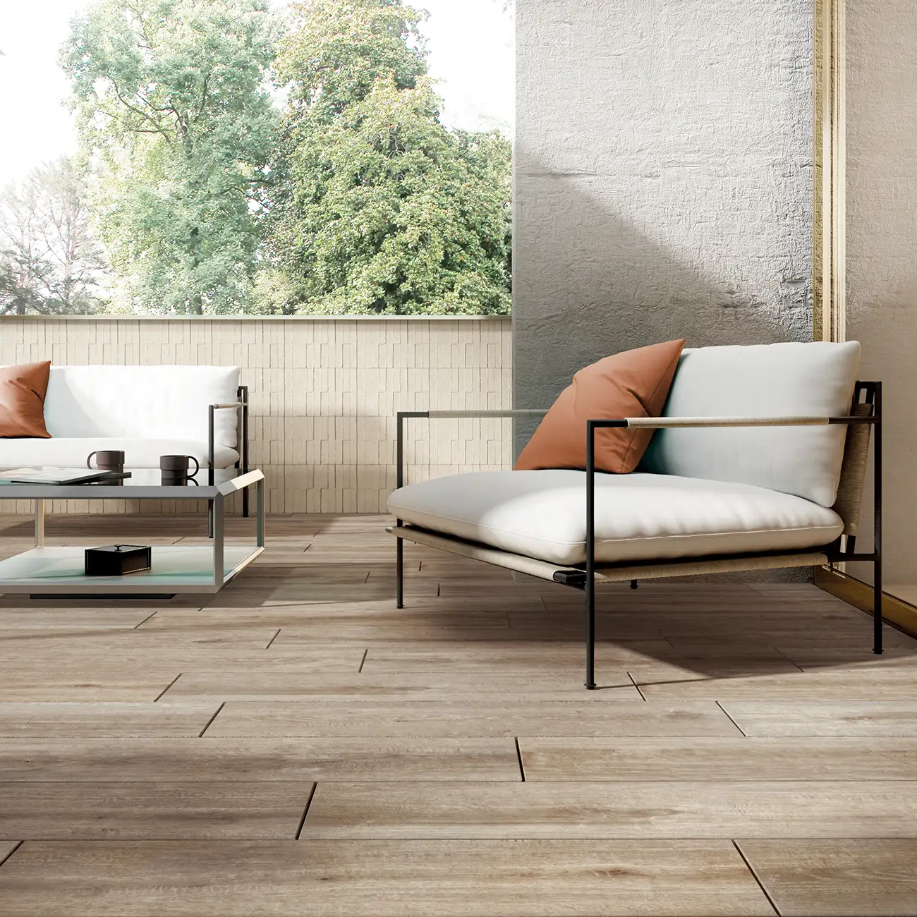 Eleganter Balkon mit Keramikfliesen in Holzoptik, modernen Lounge-Sesseln mit Metallgestell und beiger 3D-Keramik-Wandverkleidung mit Baumblick
