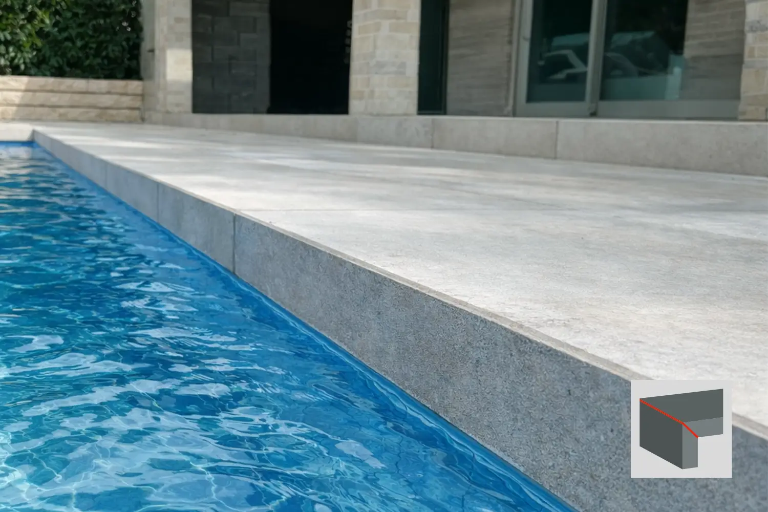 Poolumrandung aus Naturstein in Massivoptik am Poolrand