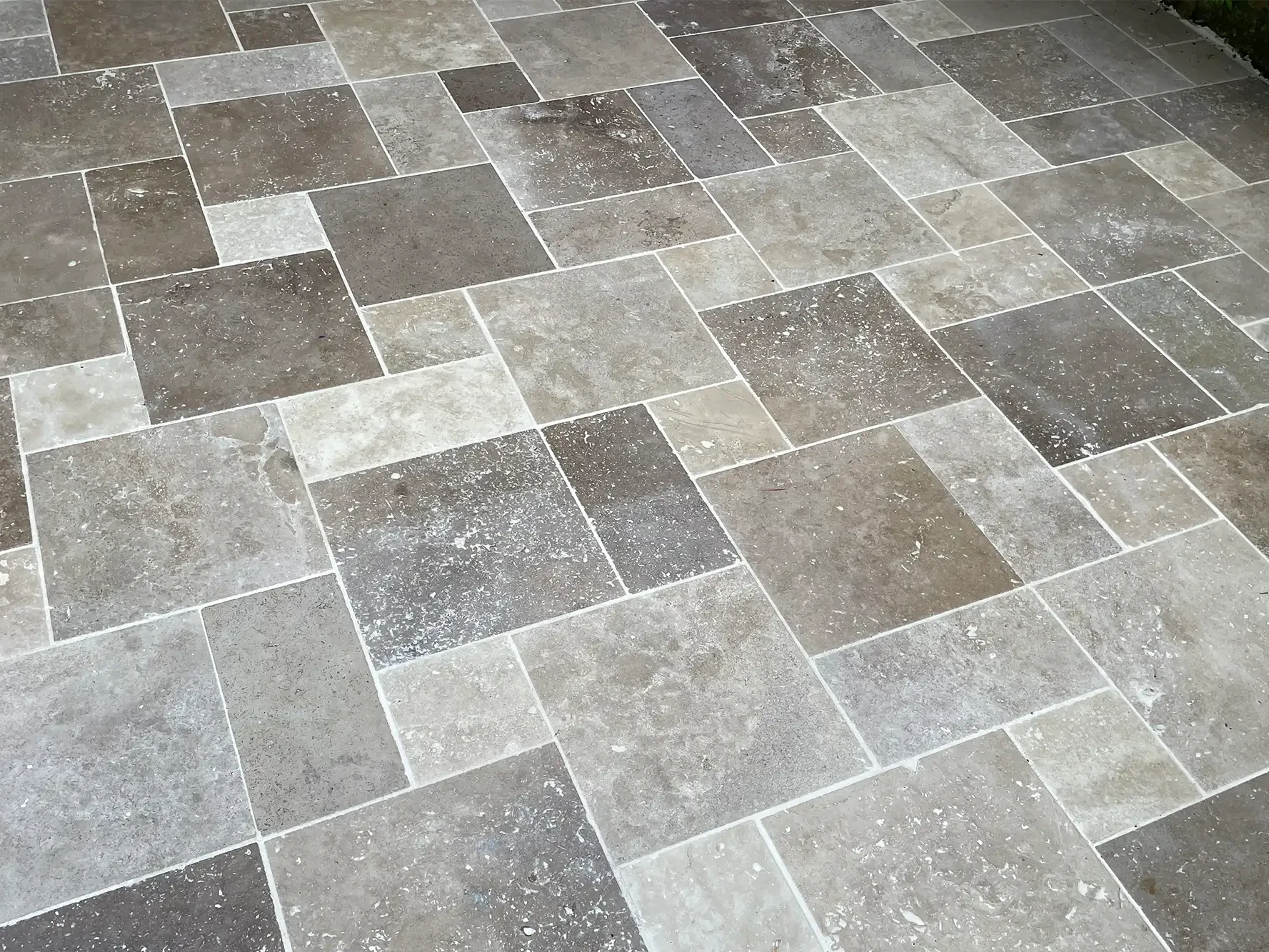 Bodenplatten aus Naturstein im römischen Verband im Außenbereich