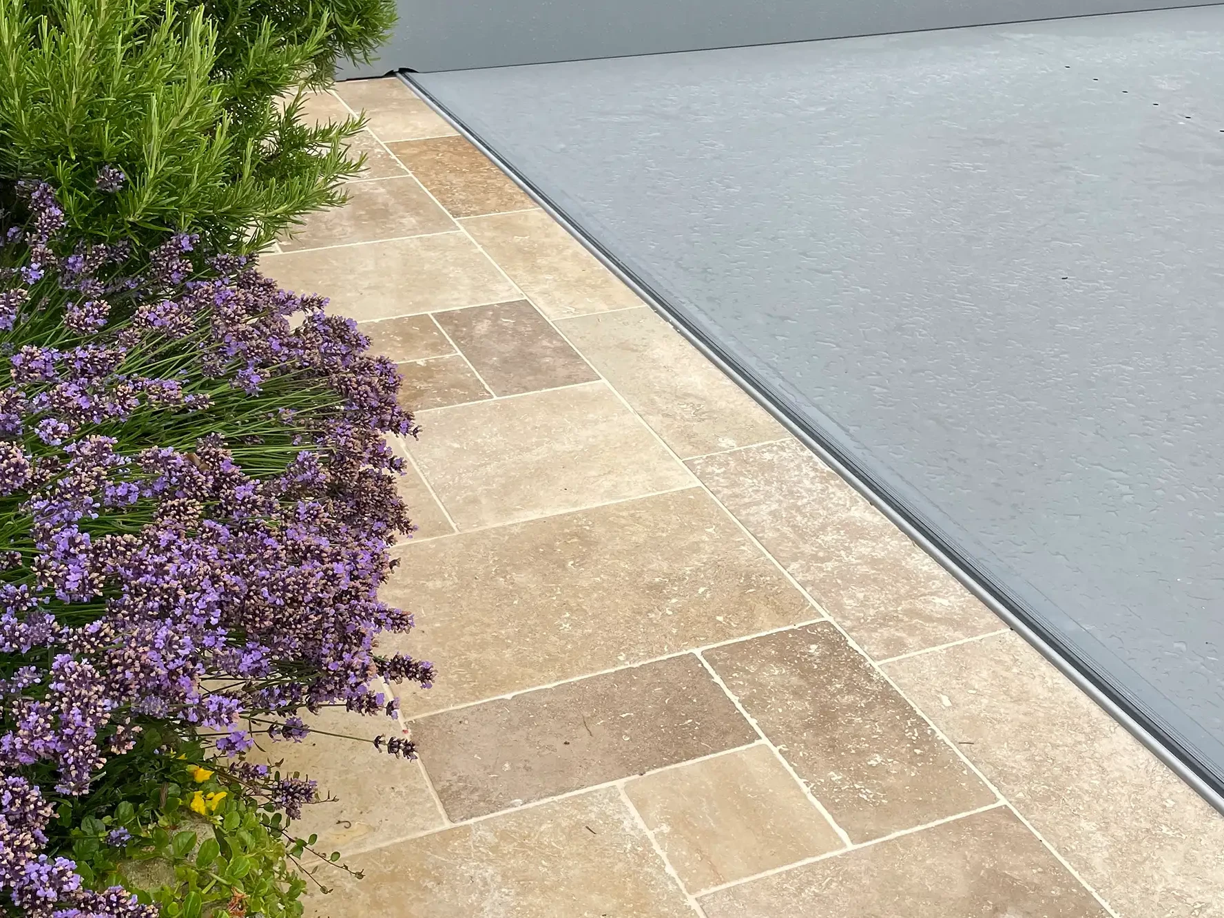 Poolumrandung mit Bodenplatten aus Naturstein im Außenbereich