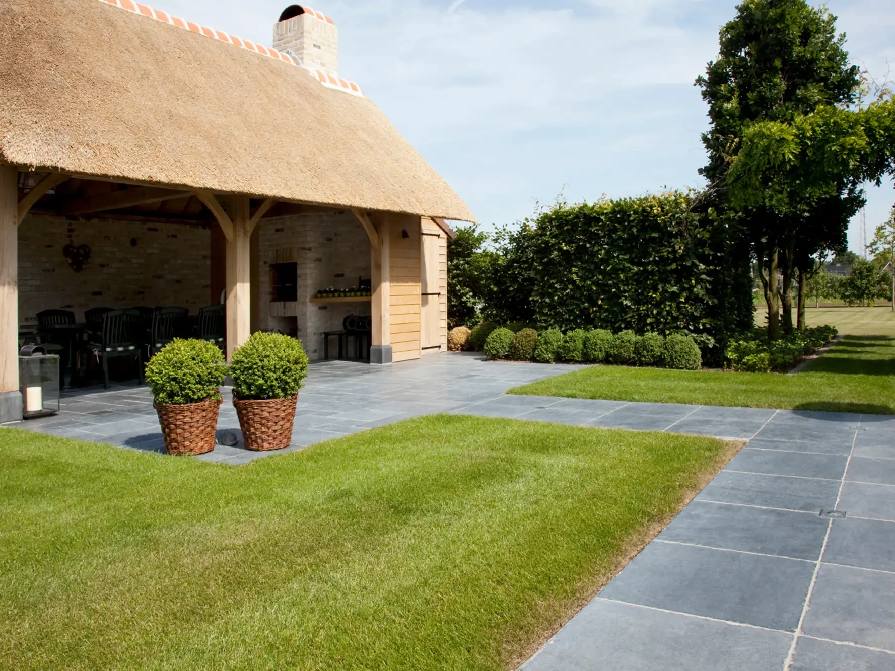 Terrasse und Gartenweg mit Bodenplatten aus Naturstein im Garten