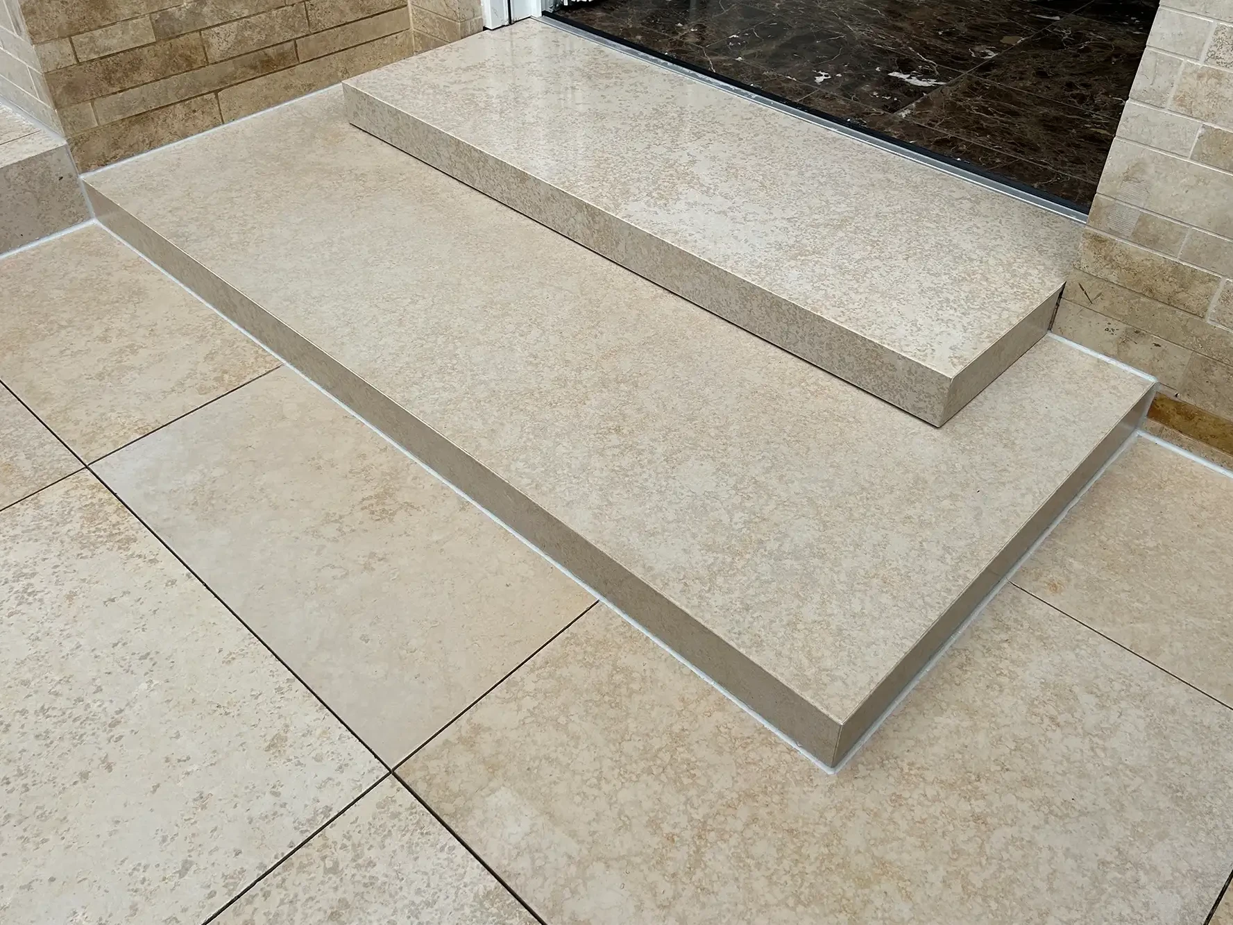 Bodenplatten aus Naturstein mit Naturstein Treppenstufe im Außenbereich