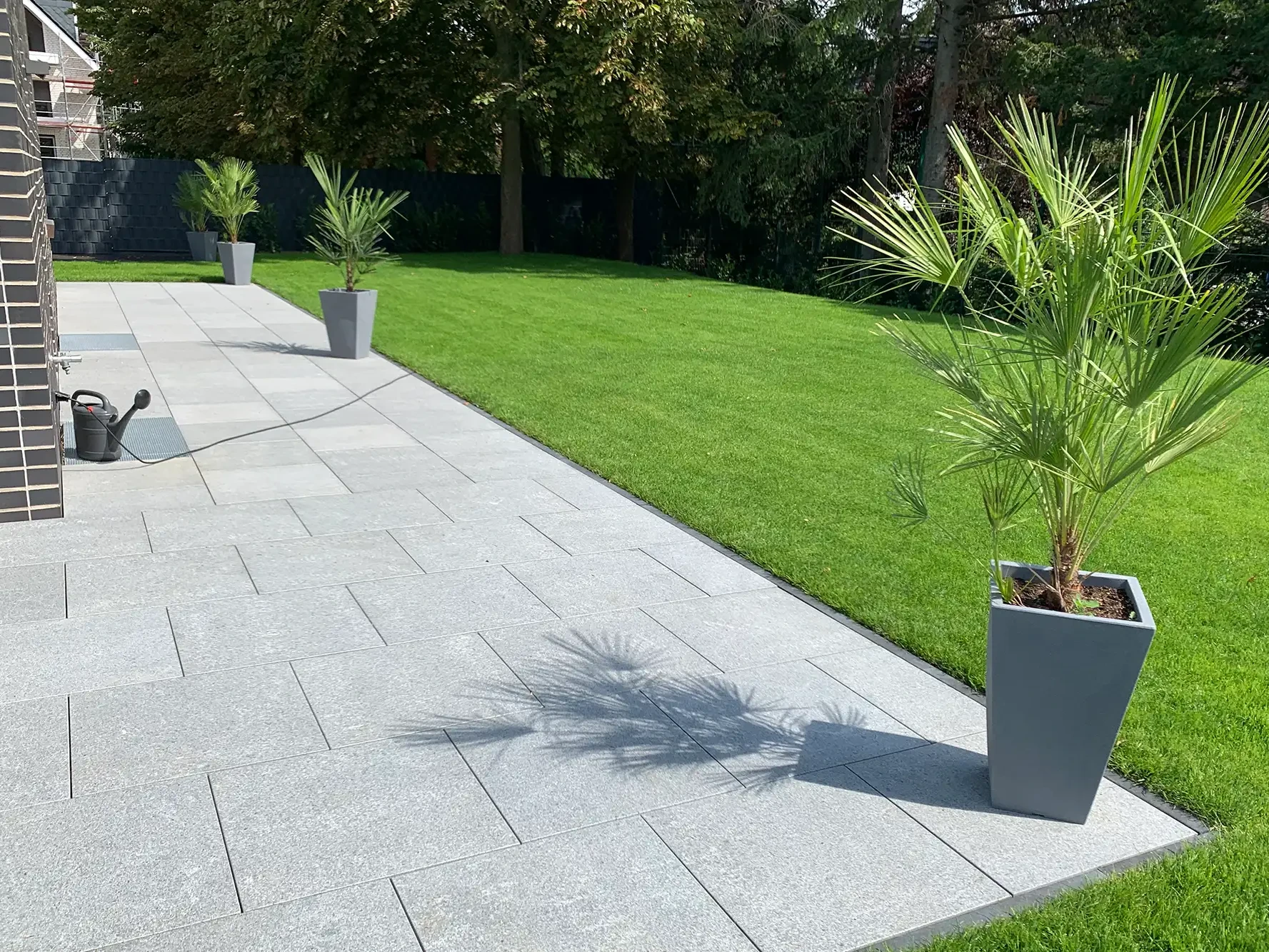 Terrasse und Gartenweg mit Bodenplatten aus Naturstein im Garten