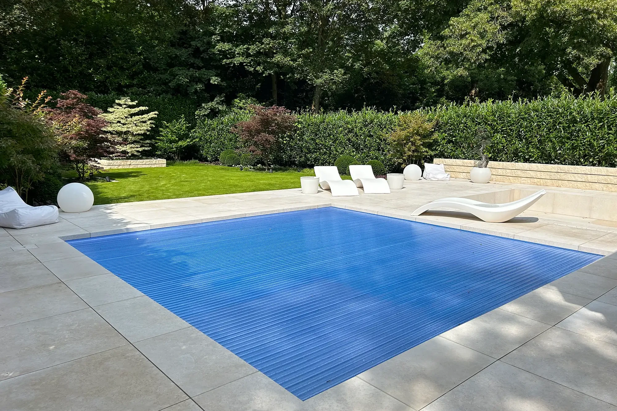 Terrasse mit Pool und Bodenplatten aus Kalkstein Kanfanar Naturstein im Garten