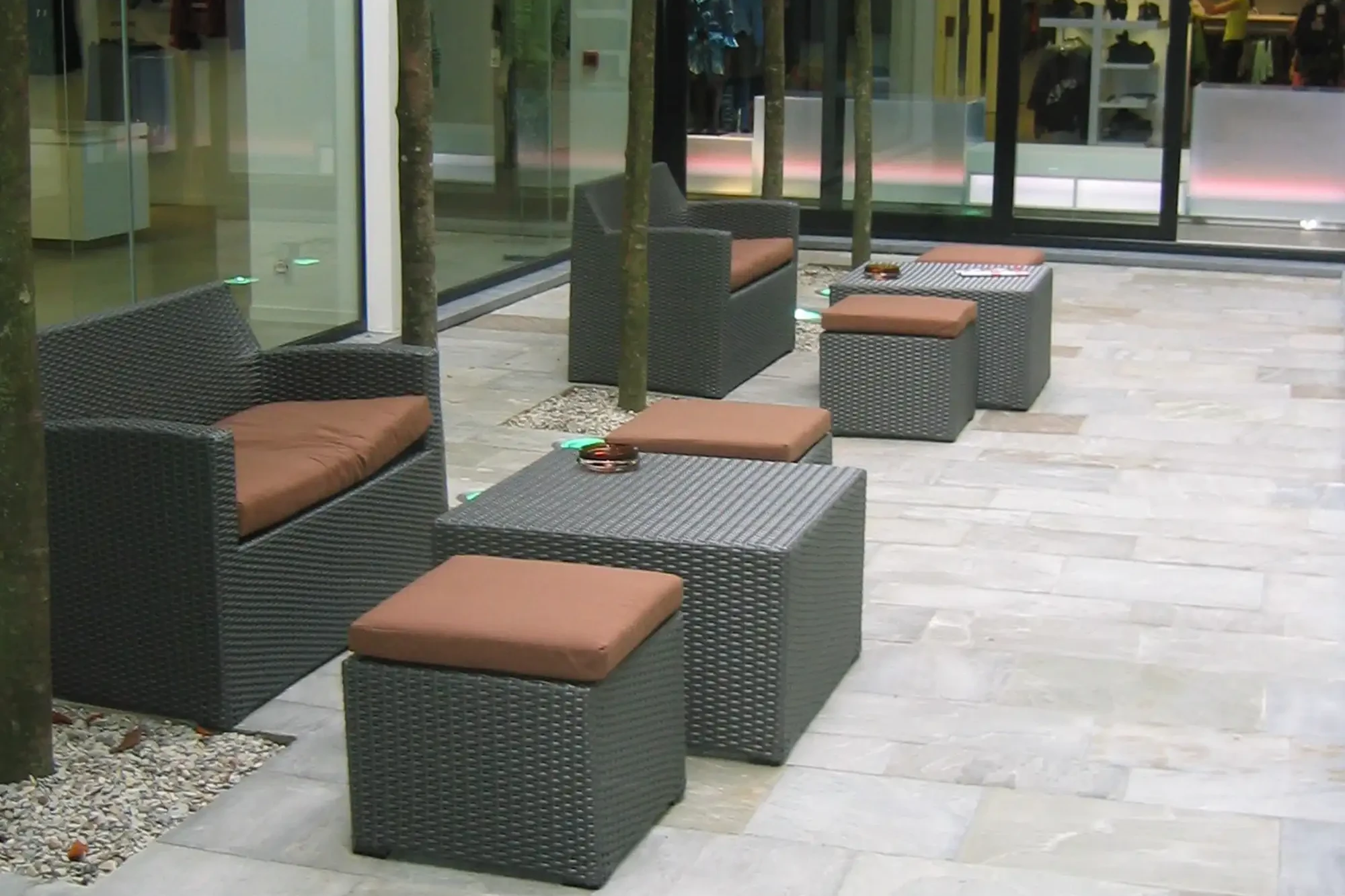 Terrasse mit Bodenplatten aus Sandstein Focus Naturstein im modernen Außenbereich