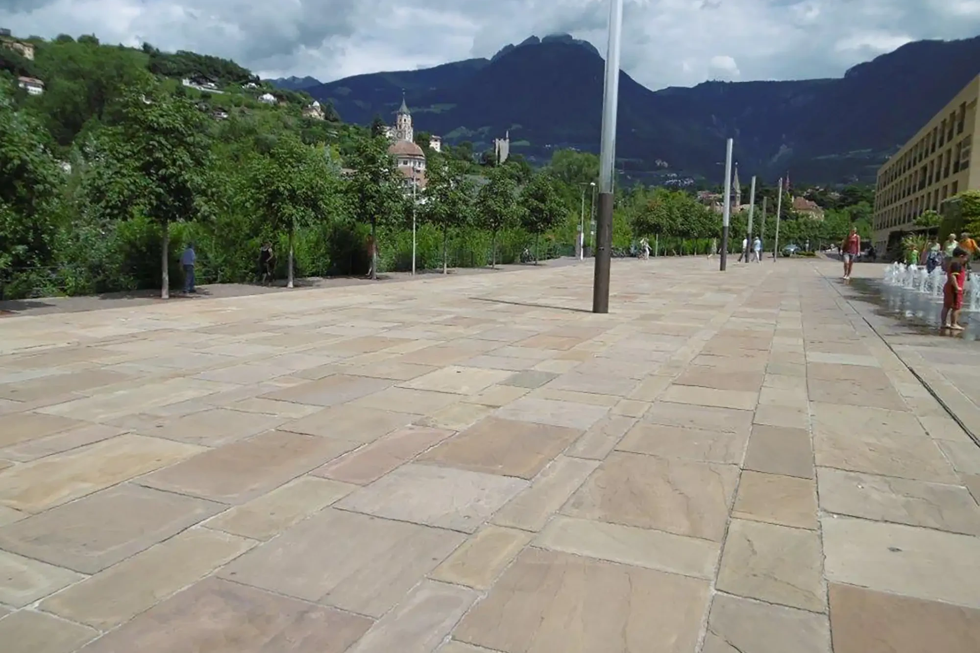 Große Fläche mit Bodenplatten aus Sandstein Merano Naturstein im Außenbereich