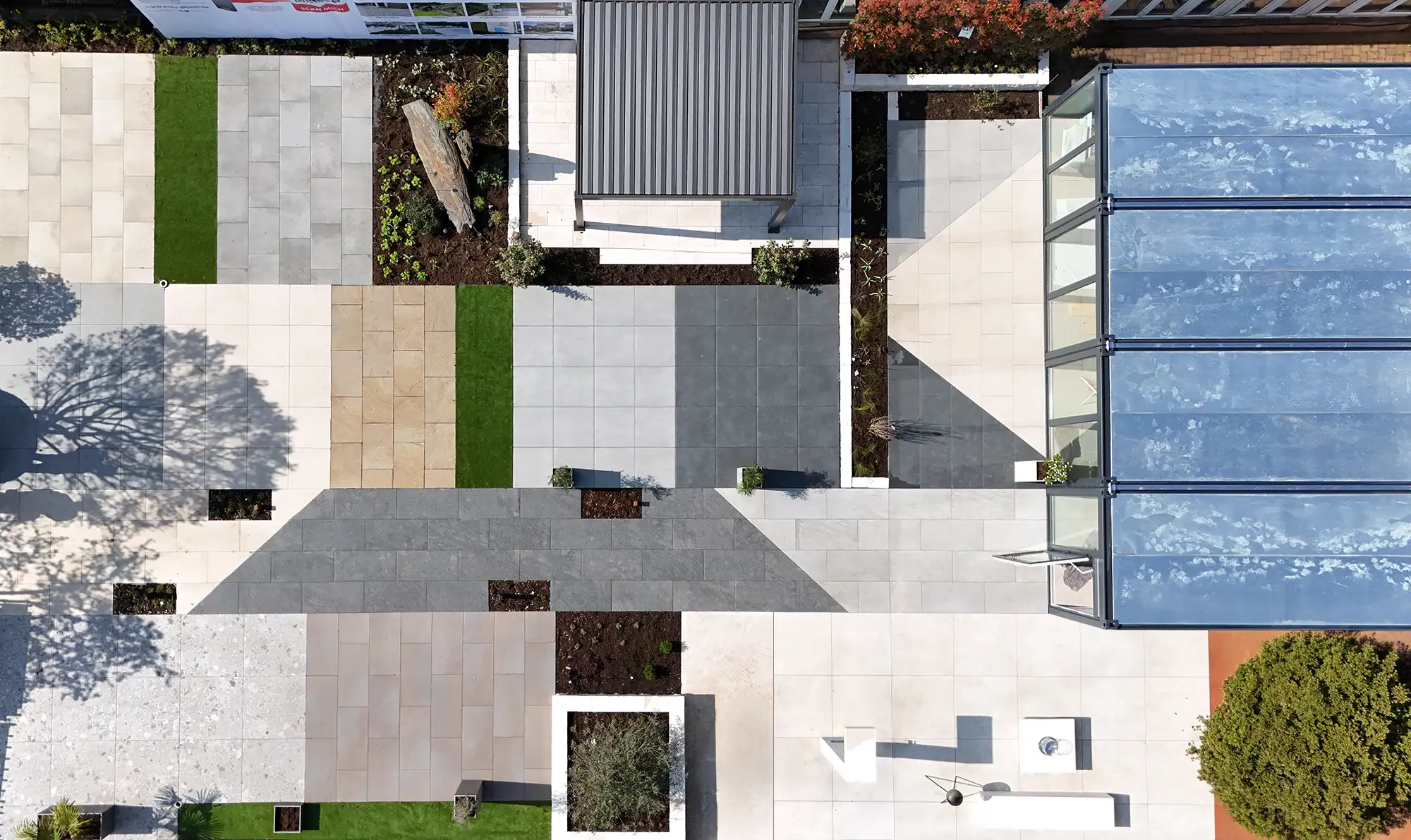 Vogelperspektive der Gartenausstellung avdo design mit verschiedenen Naturstein- und Keramikfl&auml;chen sowie Rasenfl&auml;chen in M&uuml;lheim an der Ruhr