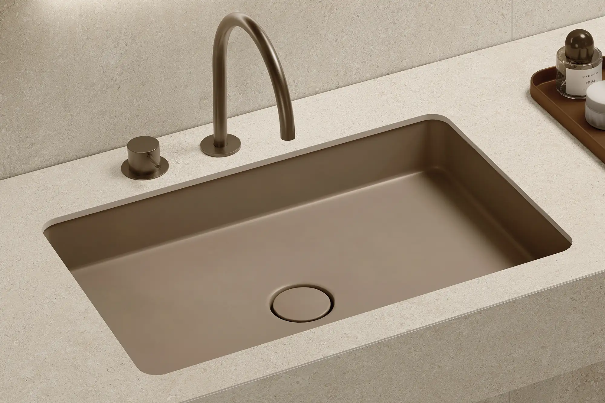 Detailansicht eines modernen Waschtischs in heller Steinoptik mit integriertem Becken, Armatur und eleganter Badgestaltung