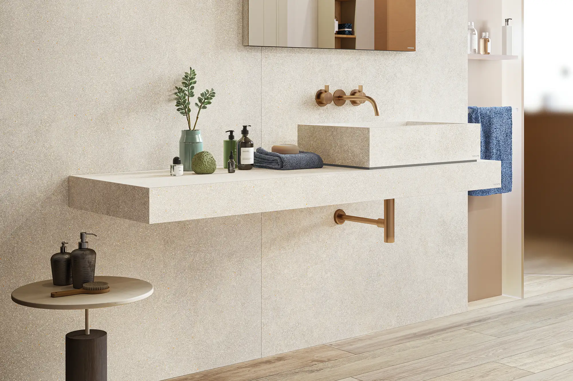 Moderner Waschtisch in heller Steinoptik mit integriertem Becken, Kupferarmatur, Spiegel und eleganter Badgestaltung