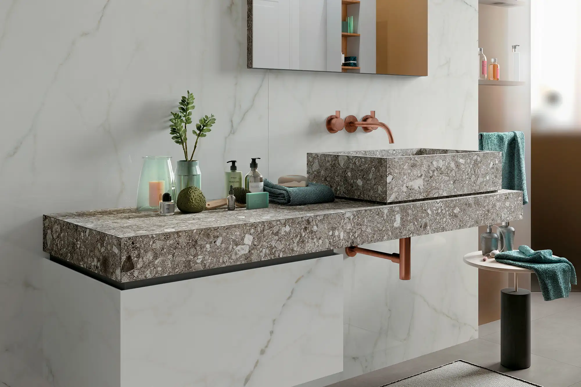 Maßgefertigter Waschtisch in Terrazzo-Optik mit integriertem Becken, Kupferarmatur und moderner Badgestaltung