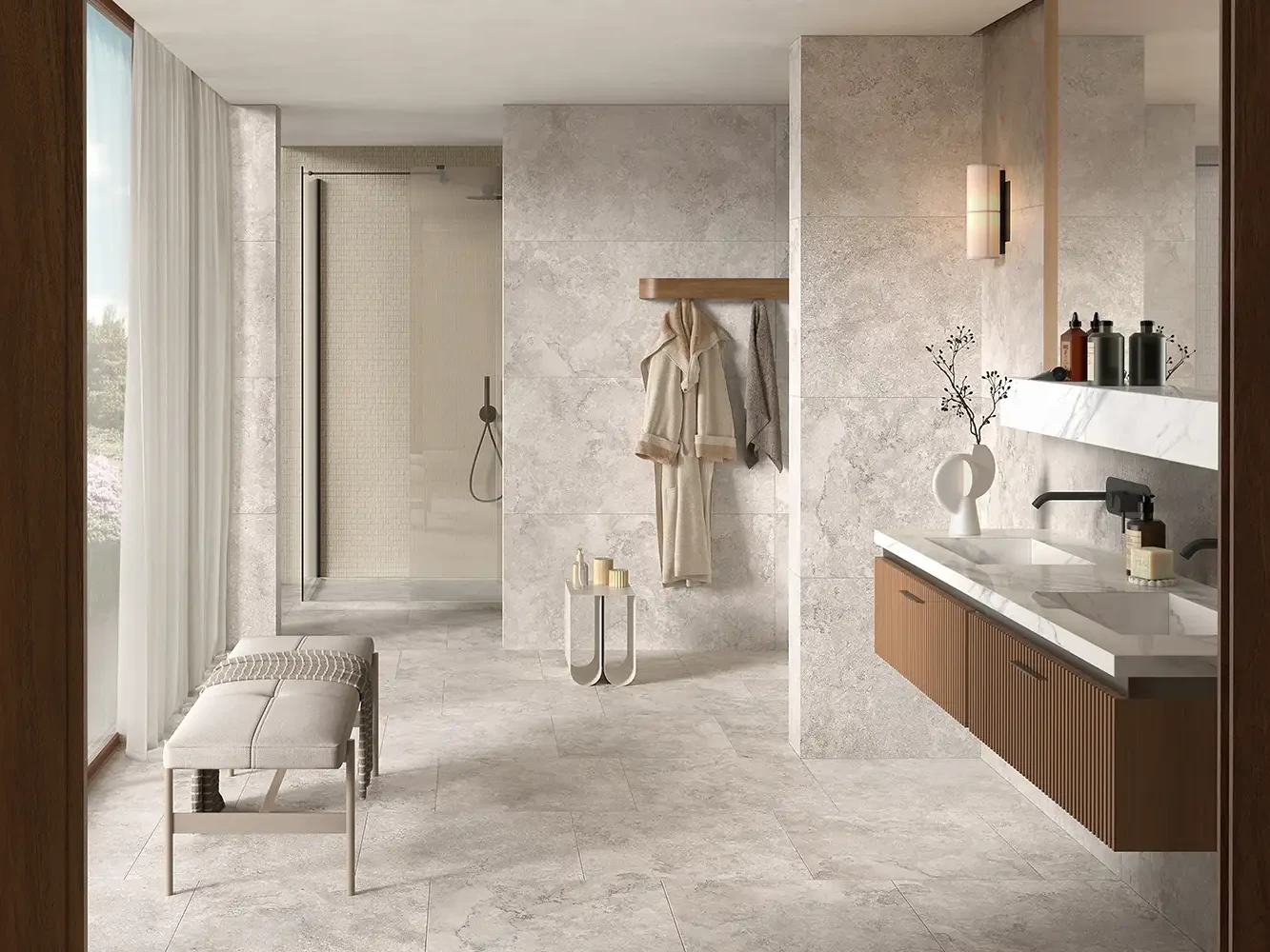 Modernes Badezimmer mit hellgrauen Keramikplatten in Steinoptik, bodenebener Dusche und Holz-Waschtisch.