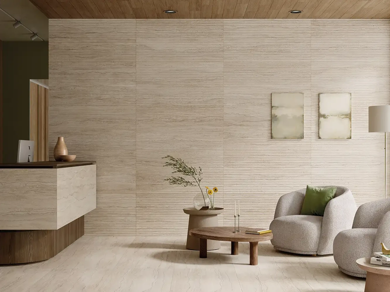 Heller Wohnraum mit Keramikplatten in beiger Travertinoptik an Wand und Boden, geschwungenes Sofa.