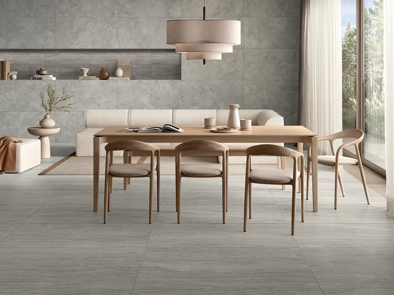 Moderner Essbereich mit grauen Keramikplatten in Betonoptik, Holz-Esstisch und großen Fenstern.
