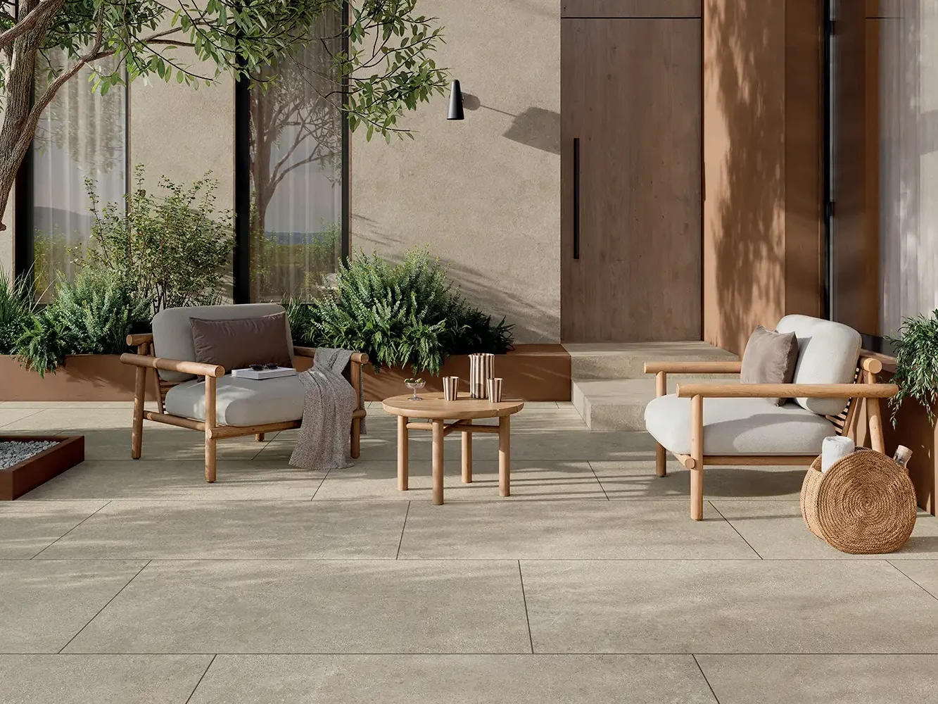 Moderne Terrasse mit beigen Keramikplatten in Steinoptik, Lounge-Möbeln aus Teakholz und Gräser-Pflanzkübeln.
