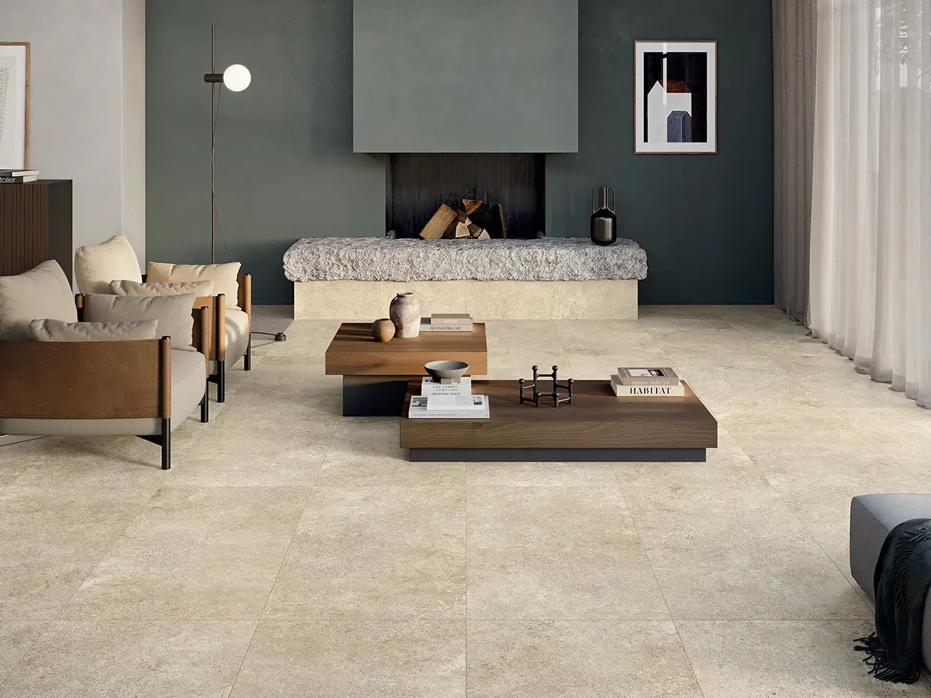 Gemütliches Wohnzimmer mit warmbeigen Keramikfliesen in Travertinoptik, Loungesofas und Kamin.