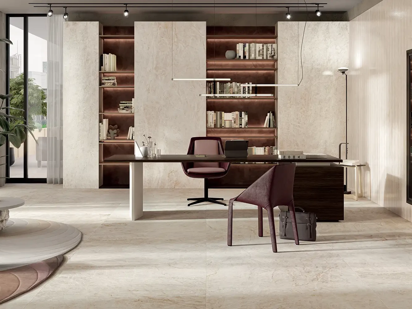 Elegantes Arbeitszimmer mit hellgrauen Keramikplatten in Steinoptik, dunklem Bücherregal und Schreibtisch.