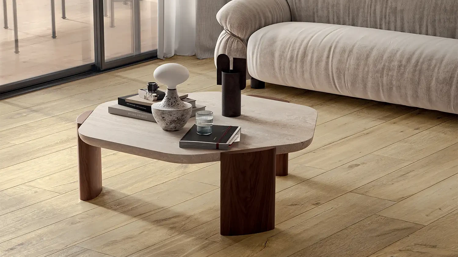 Detailaufnahme von Keramikplatten in heller Holzoptik mit Eichenmaserung, Holz-Couchtisch und Sofa.